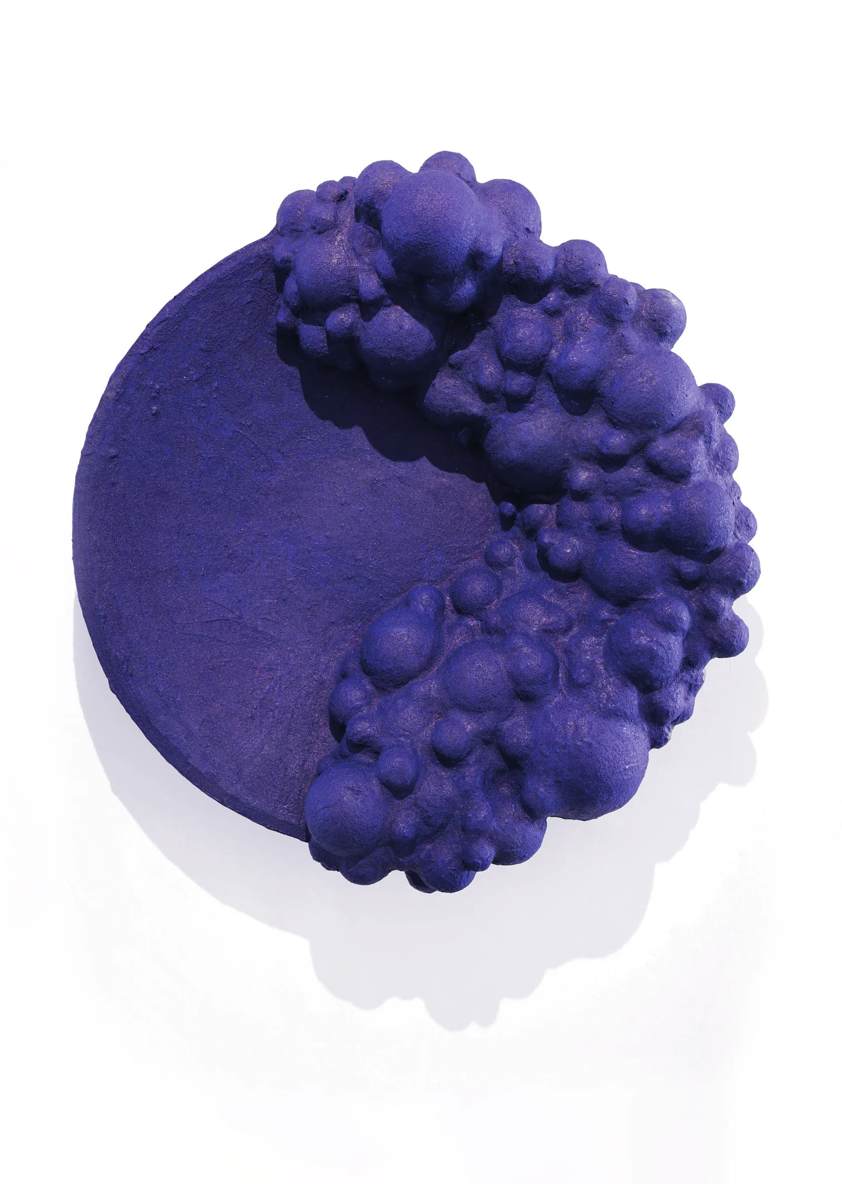 "Meta", tecnica mista su polimero, 2022. Accanto "Aere", lastre d'acciaio, 2022.