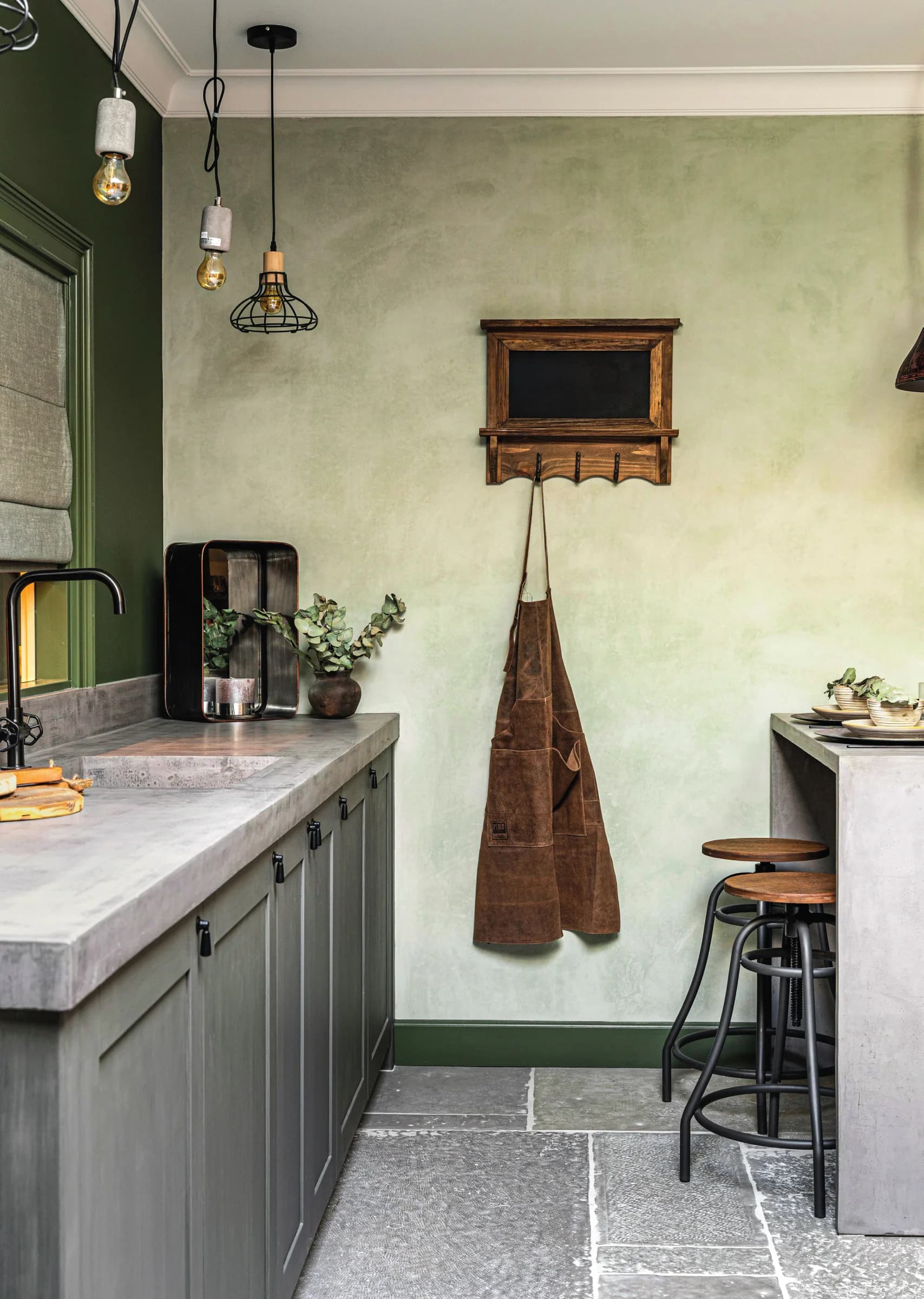 Atmosfere: spazi con finiture a vista, illuminazione a sospensione e dettagli in metallo — gli elementi chiave per ambienti dal richiamo industriale.