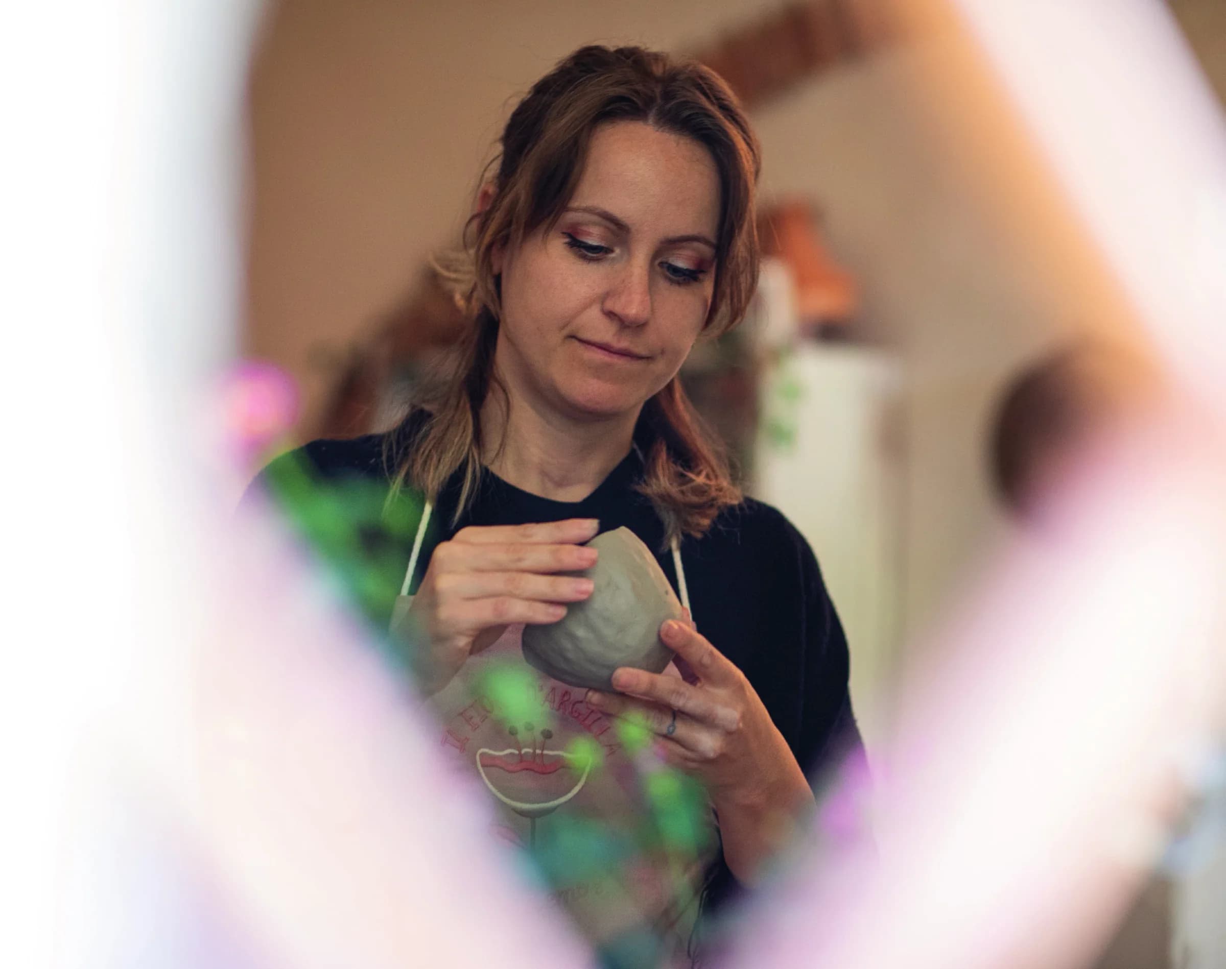 Artigianato contemporaneo: Maria Chiara all'interno del suo laboratorio, mentre dà vita ad una delle sue creazioni.