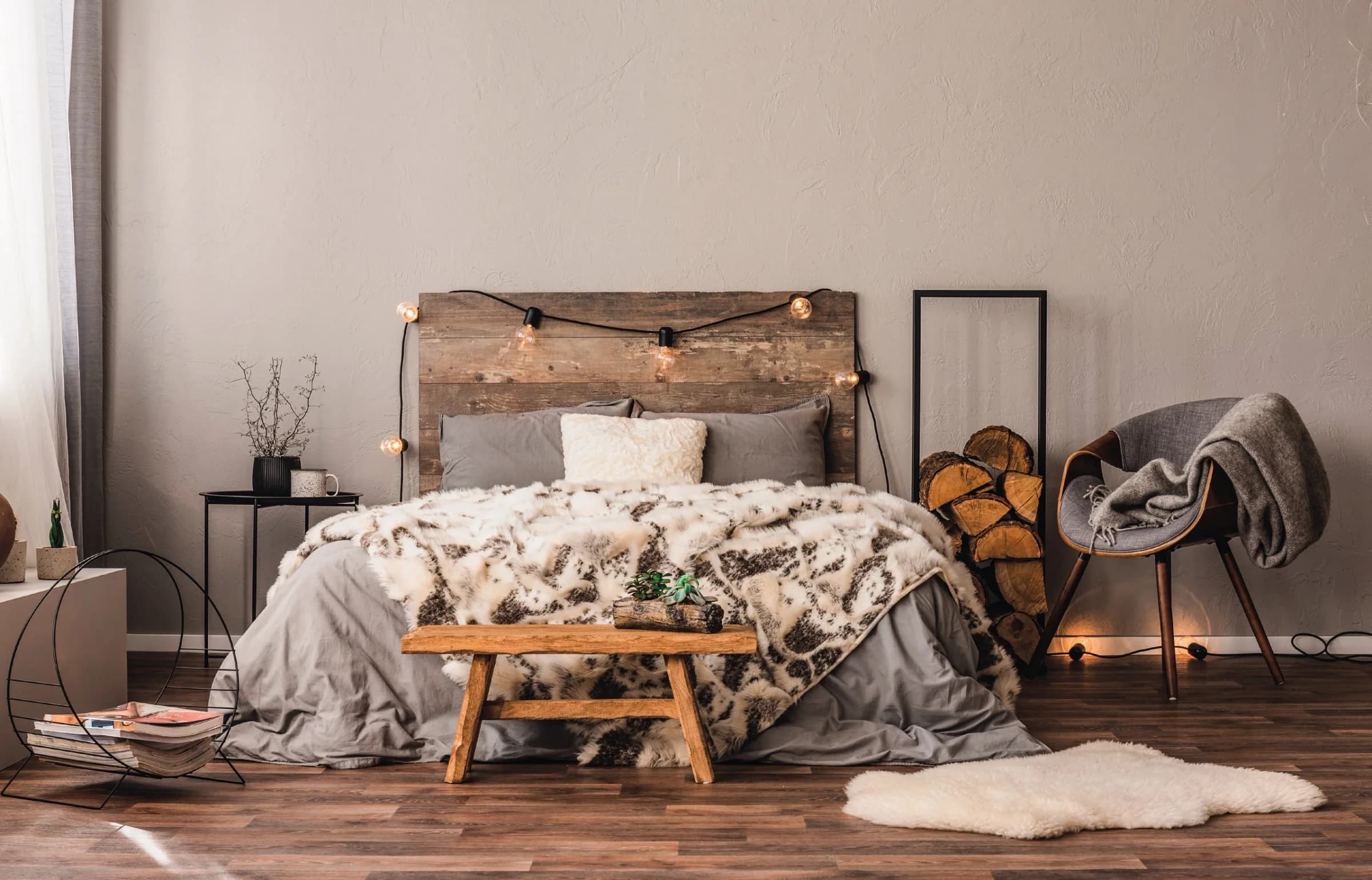 Eleganza rustica: dettagli in legno naturale, tessuti delicati e colori tenui si fondono per creare un ambiente dove la semplicità incontra la raffinatezza.