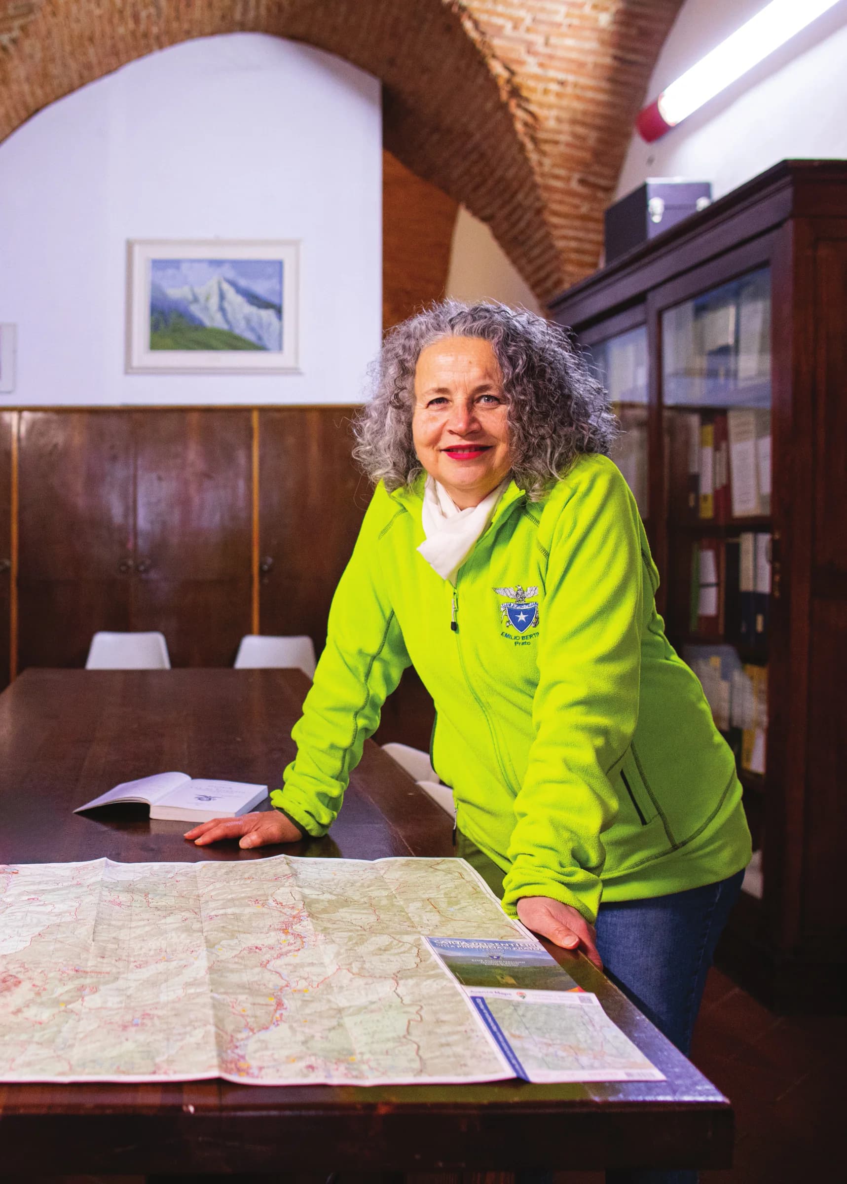 Paola Fanfani, presidente del CAI, nel suo ufficio di via Banchelli - cuore operativo dell'associazione dove si accolgono i soci e si progettano nuovi itinerari.