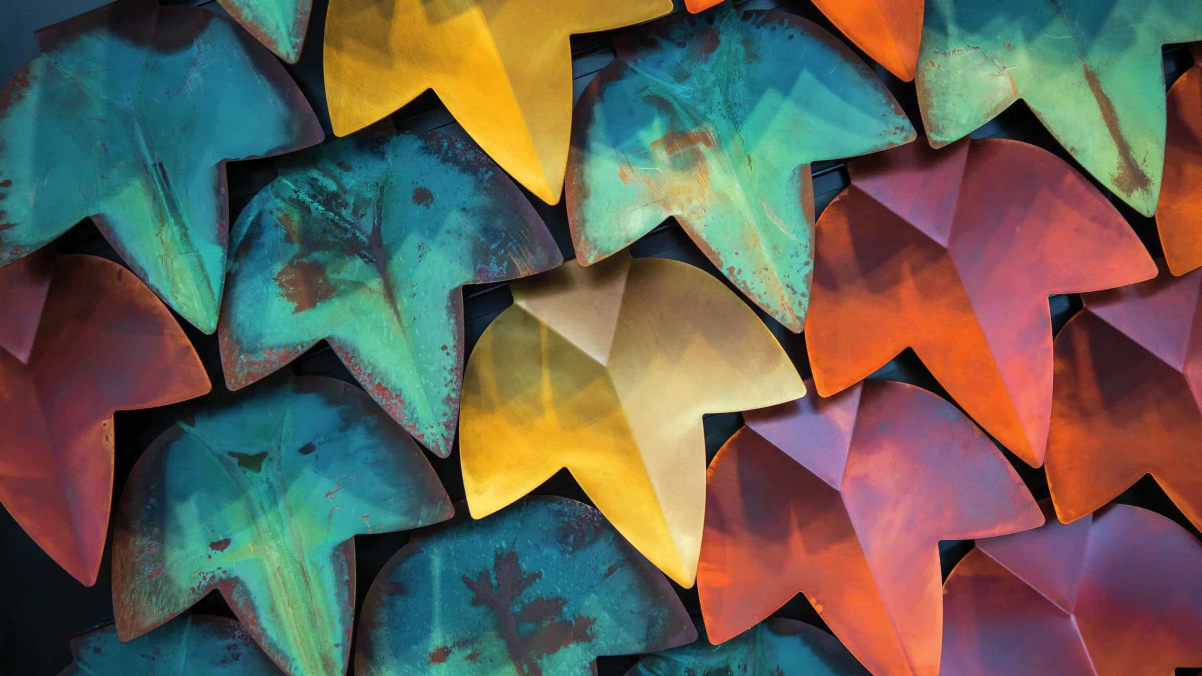 Vertical Green: il rivestimento firmato R&D De Castelli per Lithea richiama la leggerezza botanica del Virginia Creeper, tra materia scolpita e design naturale.