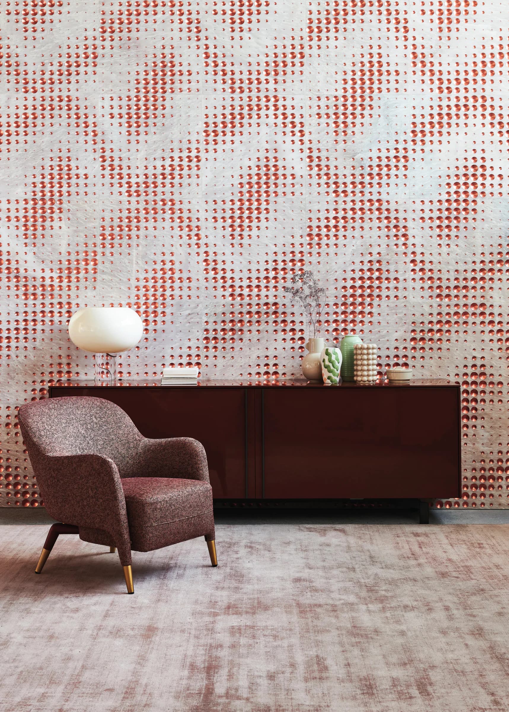 Dissonanze Luxury Champagne by Lithos Design: inconsuete sfumature di sensuale rosa abbracciano l'intensità piena e materica delle incisioni pennellate in rame per un ipnotico binomio.