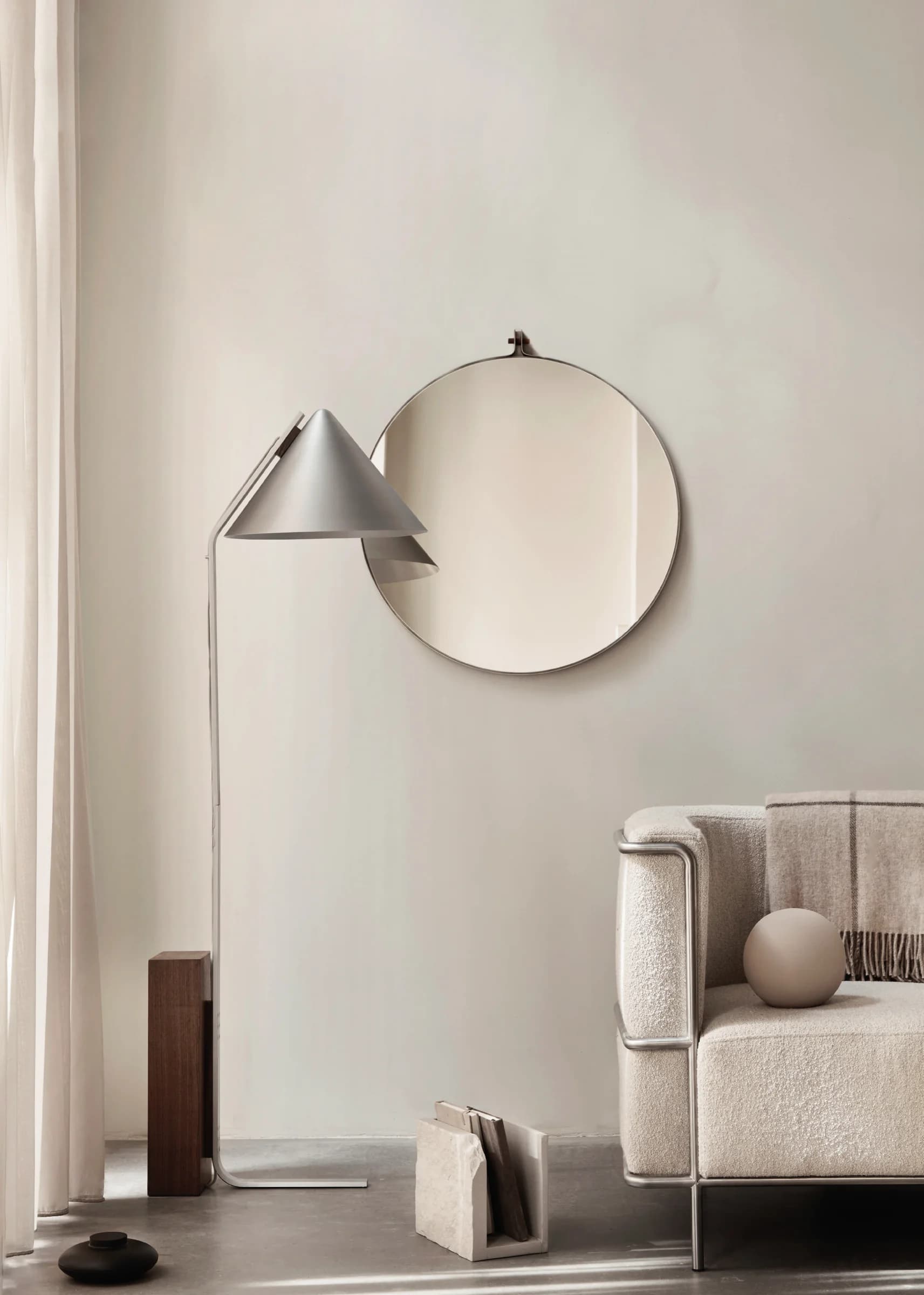 Rotating Mirror by Kristina Dam Studio: con il suo design nordico e dinamico, dona profondità agli spazi e si trasforma in un elegante elemento architettonico.