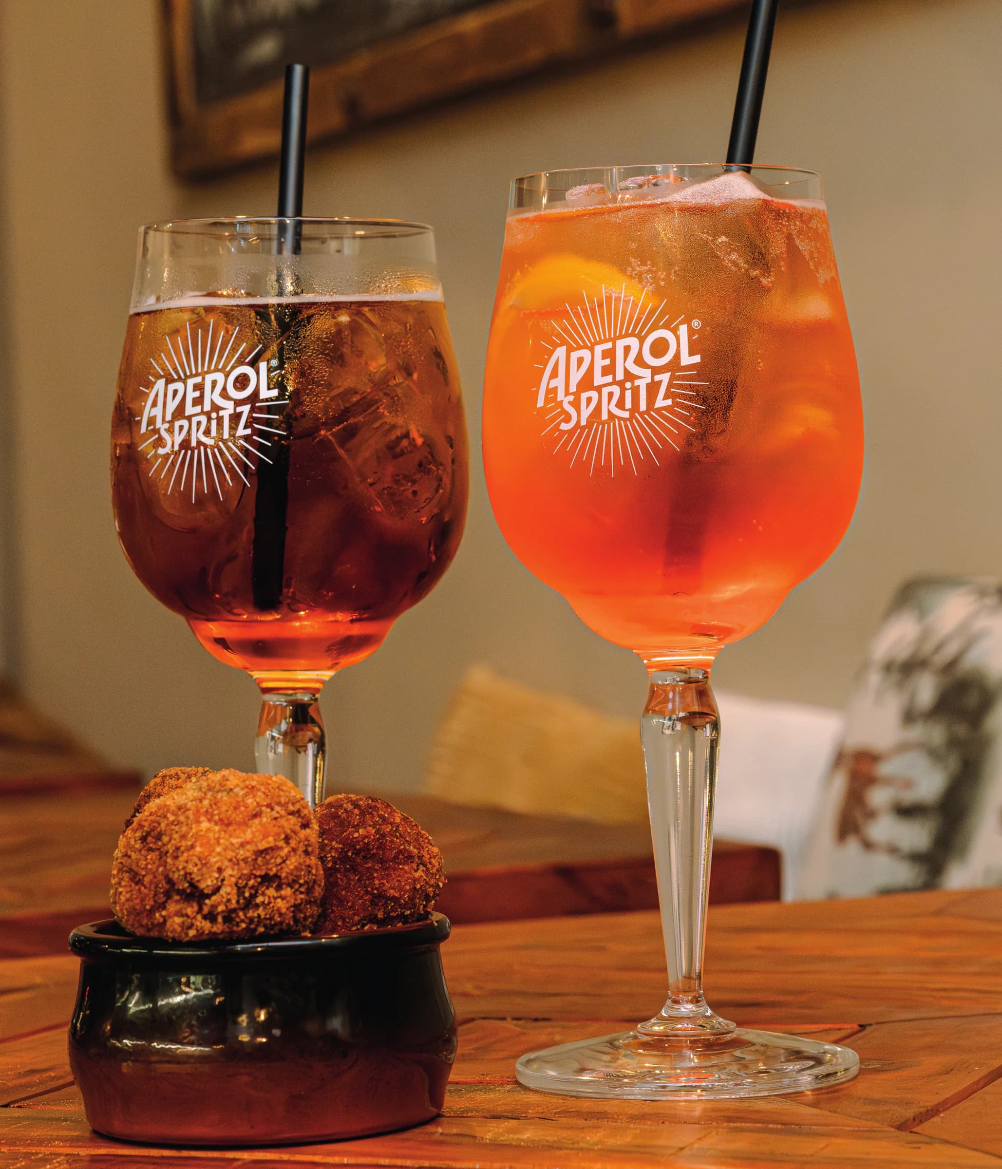 Il rito dell'aperitivo: un calice che si alza, qualche assaggio da condividere e il tempo che rallenta - lo spritz diventa protagonista di un momento informale e conviviale.