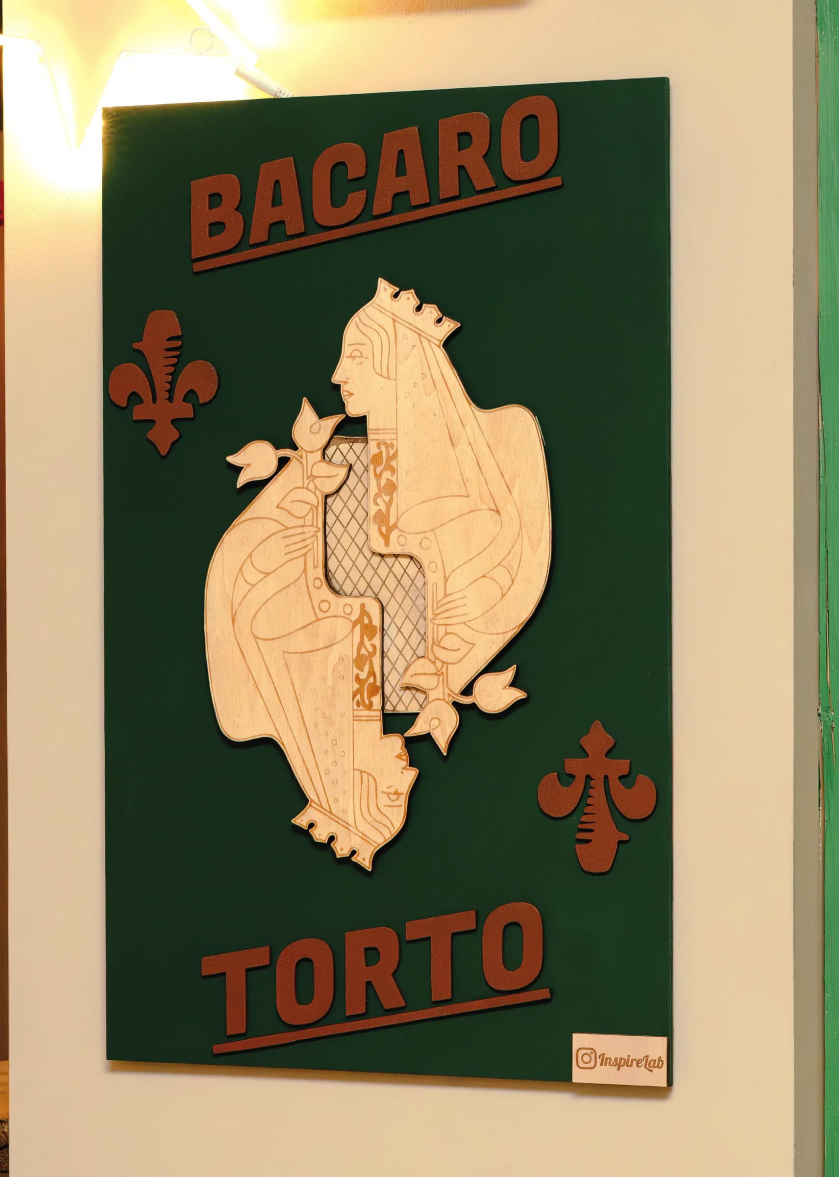 Un'identità riconoscibile: l'insegna racconta fin da subito l'anima del luogo - richiami veneziani, simboli storici e un'estetica essenziale che anticipano l'esperienza conviviale e informale.
