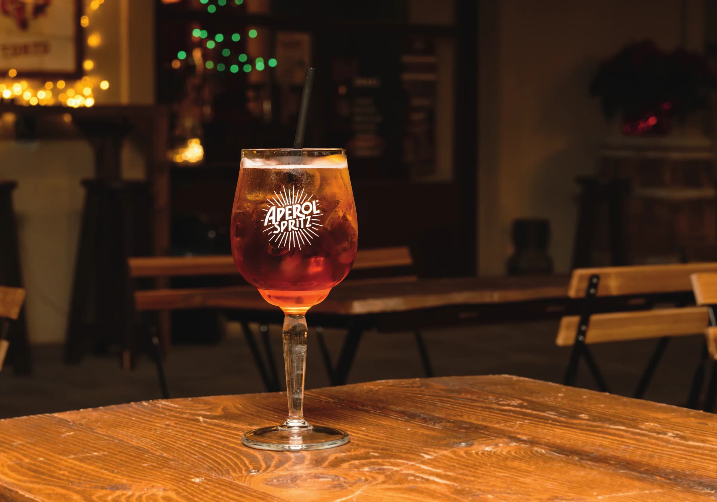 Un rituale che si rinnova: lo spritz servito al tavolo diventa parte di un'esperienza fatta di piccoli gesti e dettagli familiari - un momento informale che accompagna le chiacchiere e scandisce il ritmo lento delle serate.