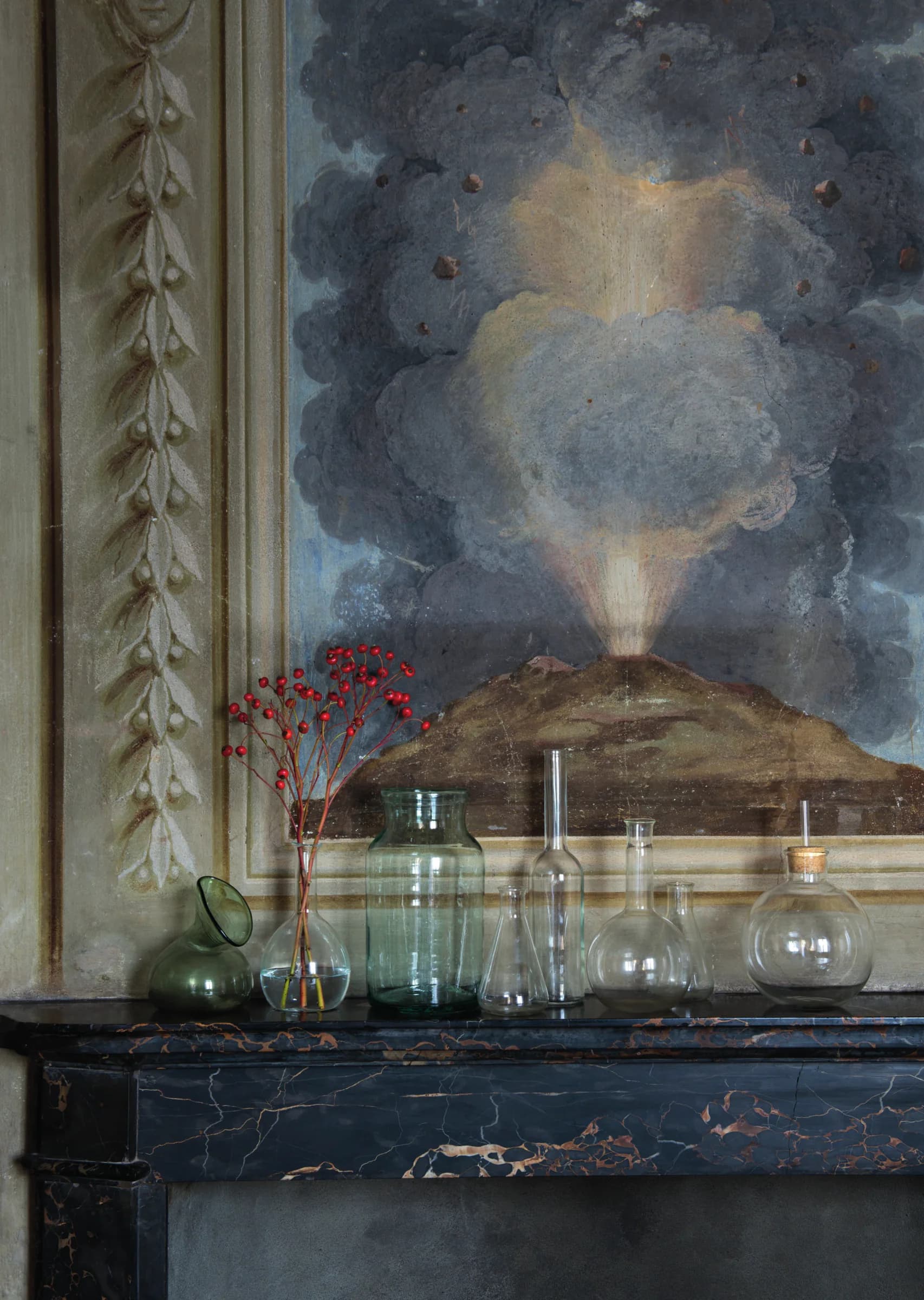 Intrecci di dettagli: tra cieli dipinti, vulcani immaginari, pareti affrescate e pavimenti d'epoca, vetri leggeri e arredi essenziali compongono un racconto sospeso, elegante e senza tempo.