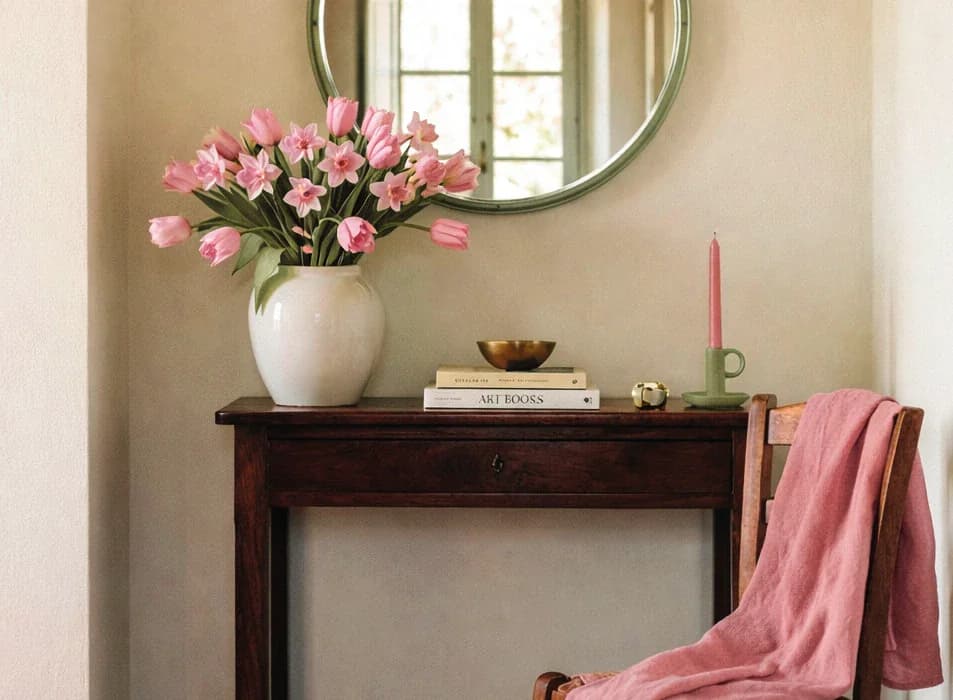 ARMONIE NATURALI : toni morbidi e materici si incontrano in una palette rilassante, dove il verde salvia e il rosa antico si fondono tra superfici e oggetti, dando vita a un'atmosfera intima, luminosa e senza tempo.