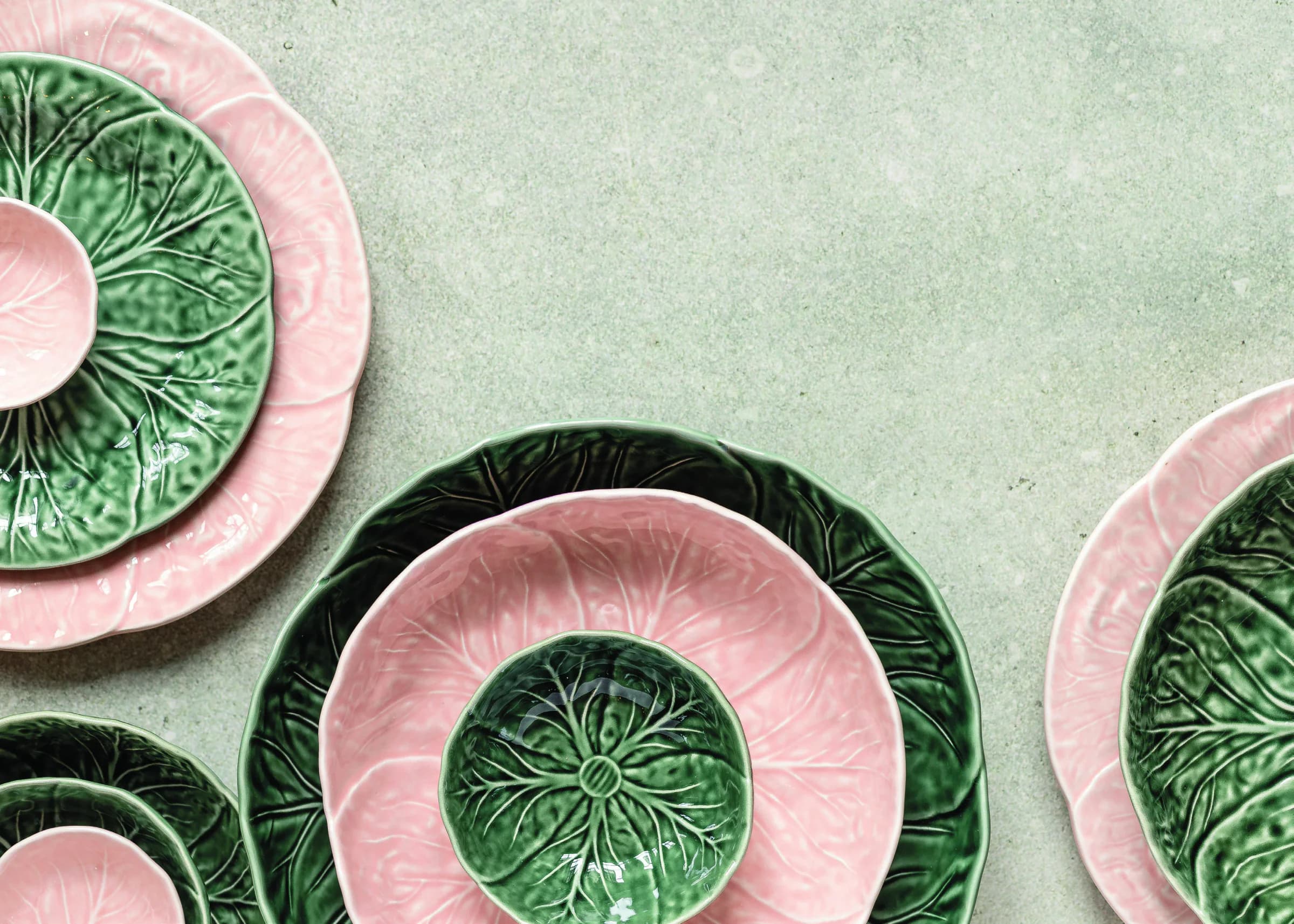 ACCENTI ED EQUILIBRIO NATURALE : piccoli contrasti cromatici e materiali materici costruiscono un'atmosfera sobria, dove ogni elemento trova il suo posto con naturalezza.