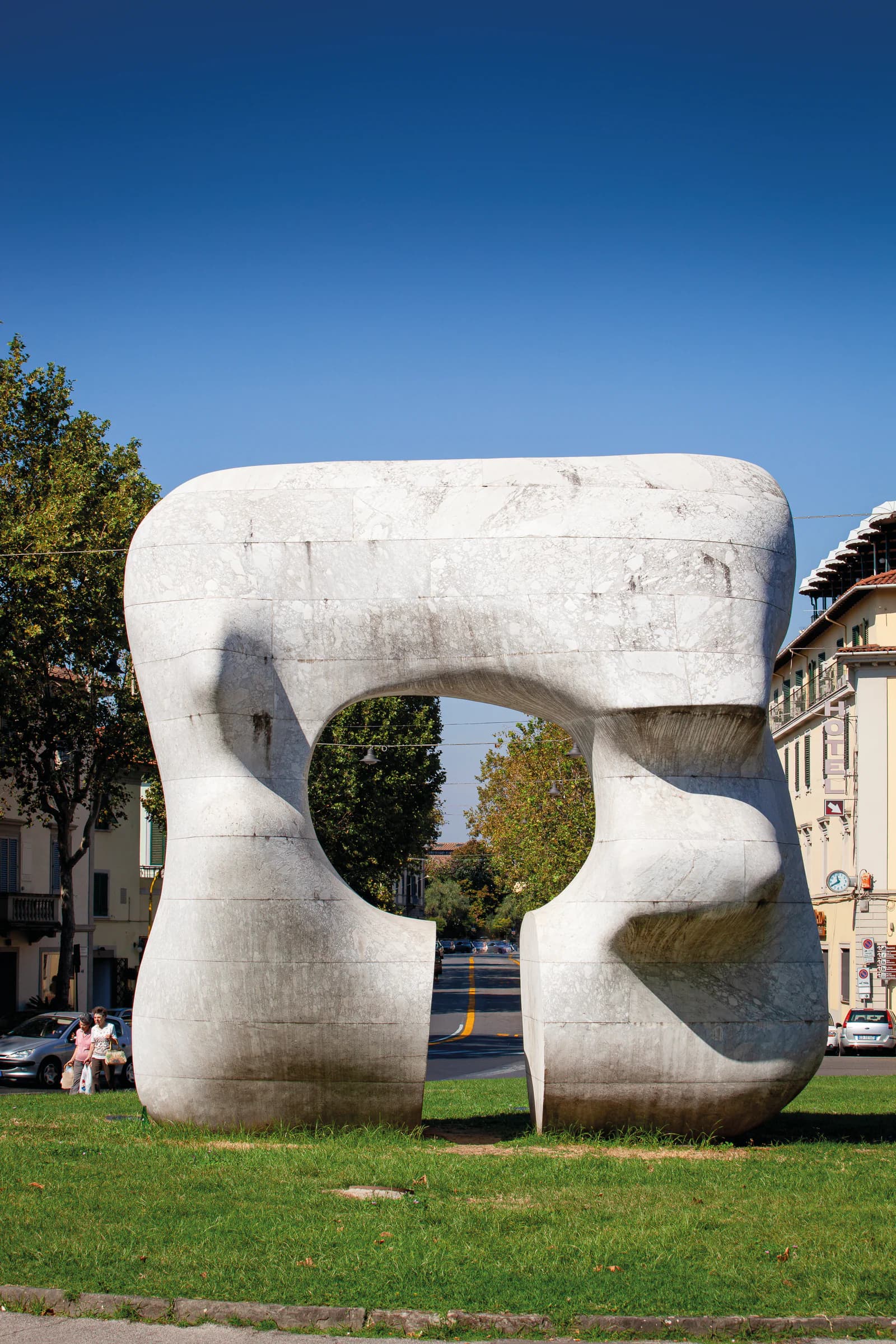 Scultura di Henry Moore a Prato