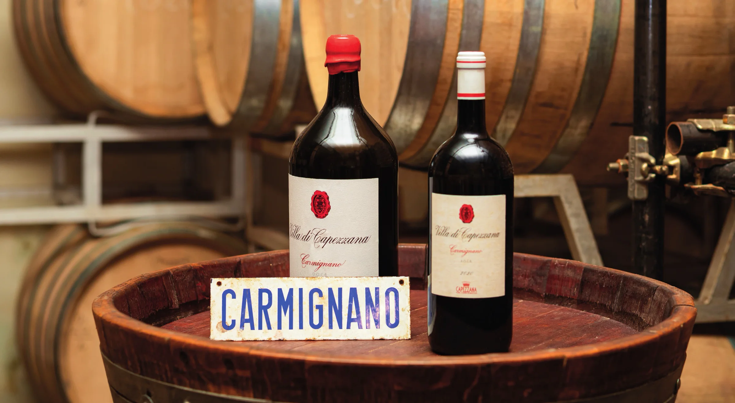 La poesia delle cantine toscane: tra le botti secolari e il profumo avvolgente del legno, i vini di Carmignano raccontano una storia di tradizione.