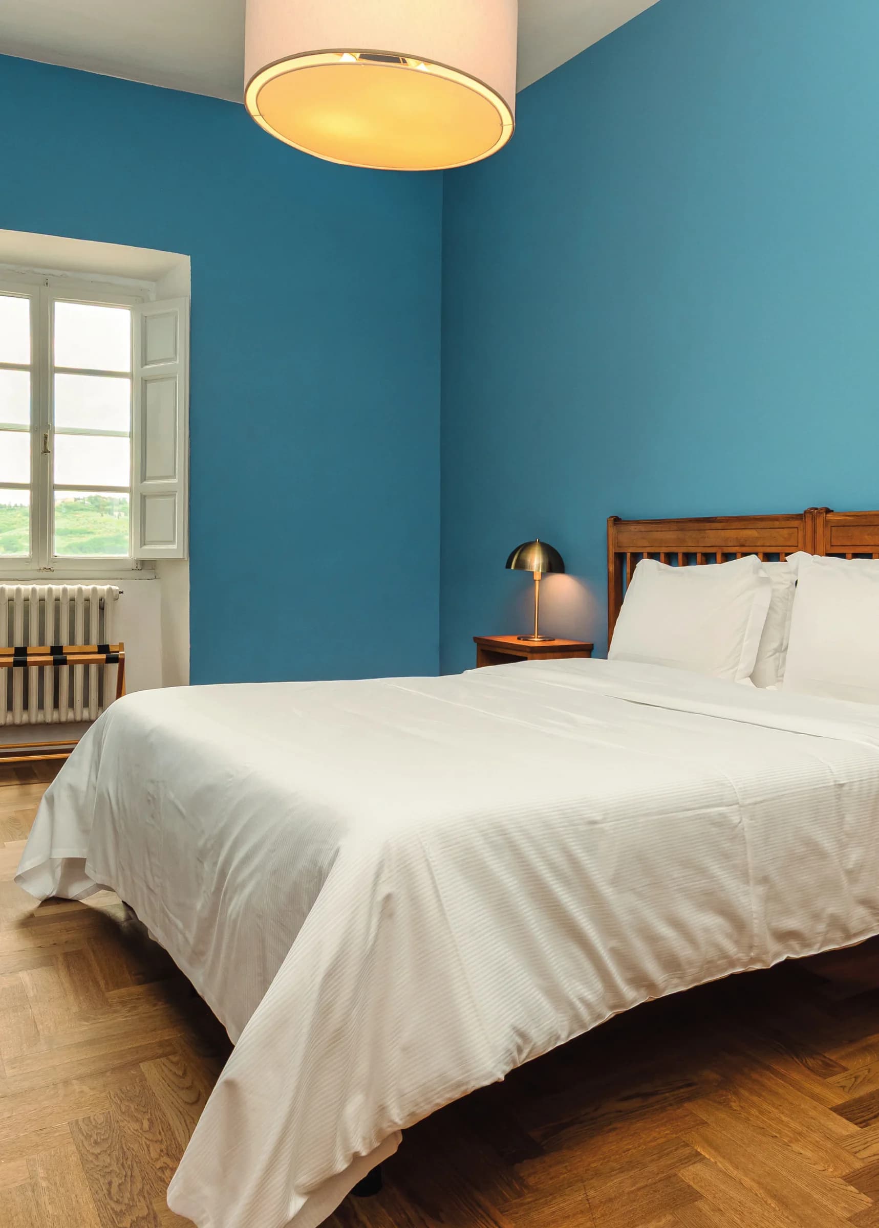 Assaporare il tempo: Capezzana offre esperienze che nutrono l'anima, un calice racconta la terra, una camera accoglie il silenzio.